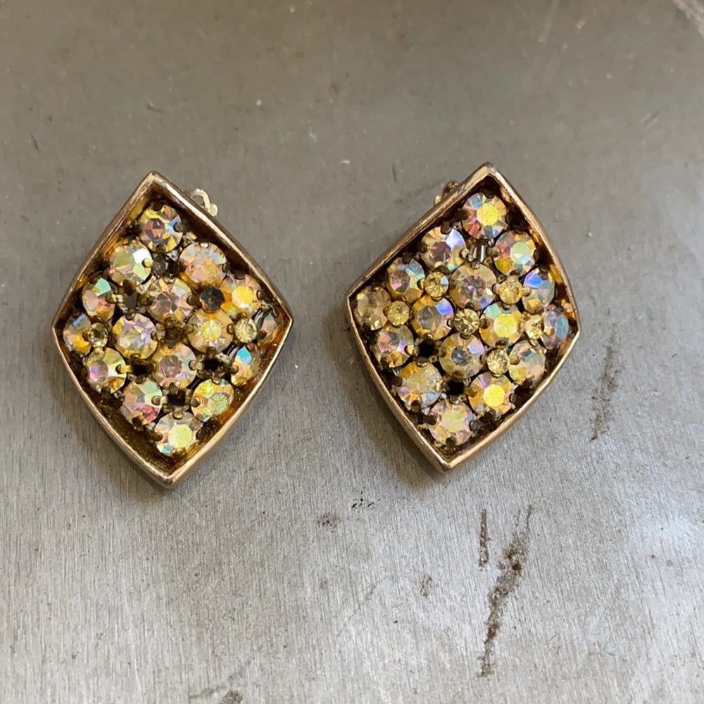 Fun vintage clip on earrings!
